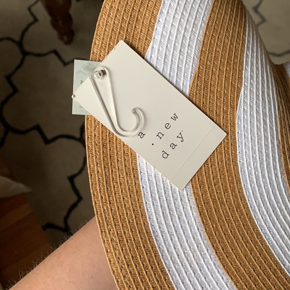 NWT Tan and White Floppy Sun Hat - Picture 3 of 4